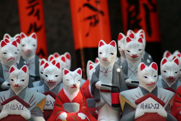 Những chú cáo thiện lành được xem là sứ giả của thần Inari. Những chú cáo thiện lành được xem là sứ giả của thần Inari.